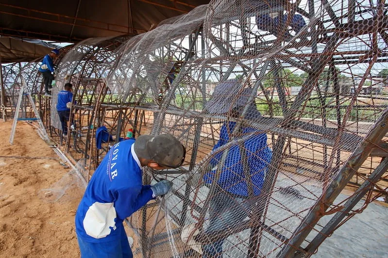 Esculturas de peixes amazônicos e plantas aquáticas na área molhada do Parque Amazonino Mendes, em construção pela Prefeitura de Manaus, estão quase concluídas. Pirarucu, aruanã e tucunaré são alguns dos destaques (Foto: Divulgação)