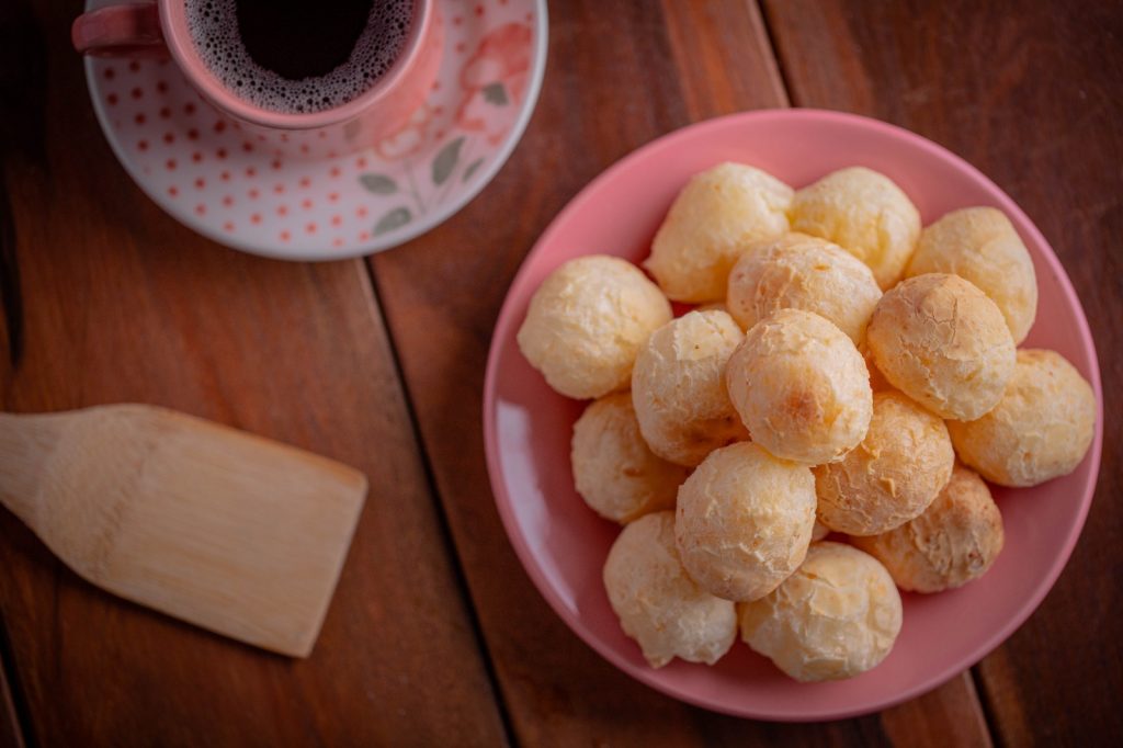 Pão de queijo é ótimo acompanhamento para um café quentinho (Divulgação)