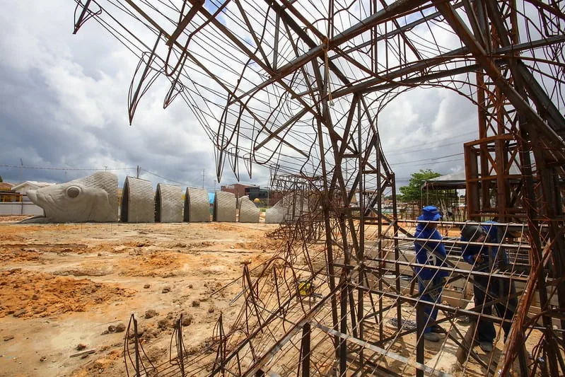 Esculturas de peixes amazônicos e plantas aquáticas na área molhada do Parque Amazonino Mendes, em construção pela Prefeitura de Manaus, estão quase concluídas. Pirarucu, aruanã e tucunaré são alguns dos destaques (Foto: Divulgação)