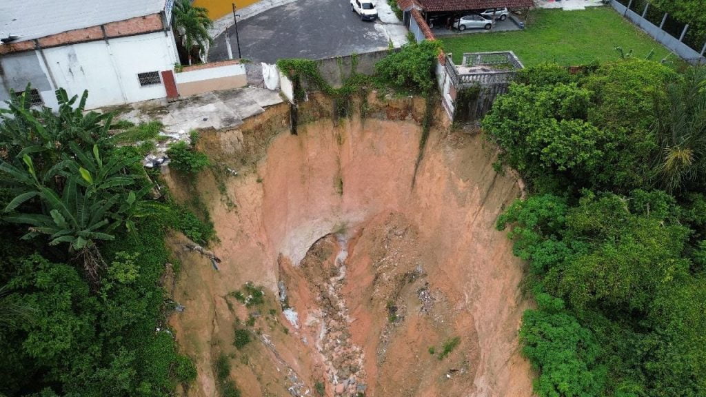 Rua Conde na Cidade Nova em Manaus corre risco de desabar devido à erosão (Foto: Divulgação)