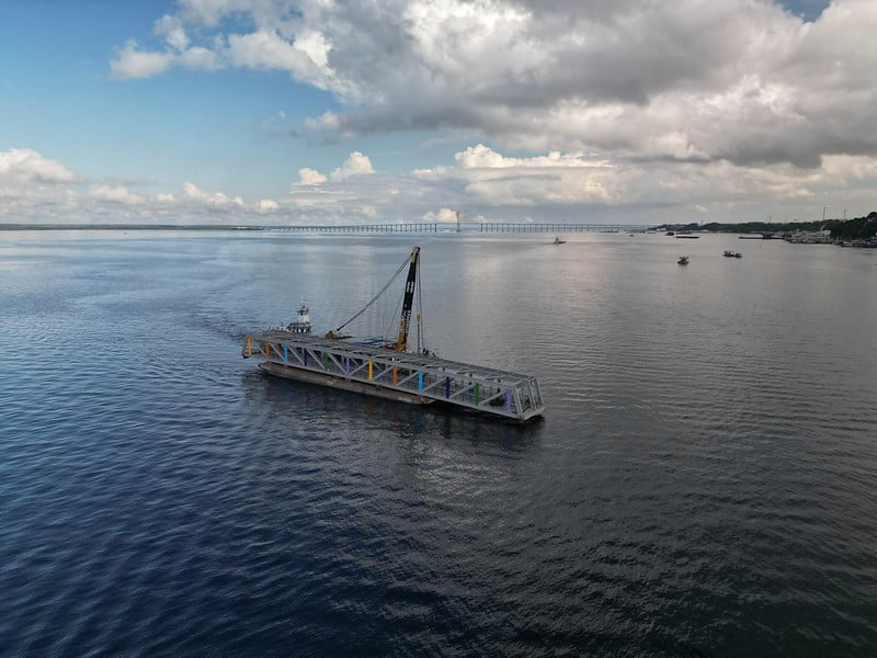 Montagem do pier turistico em Manaus - Foto ( Dhyeizo Lemos e Elton Viana / Semcom)