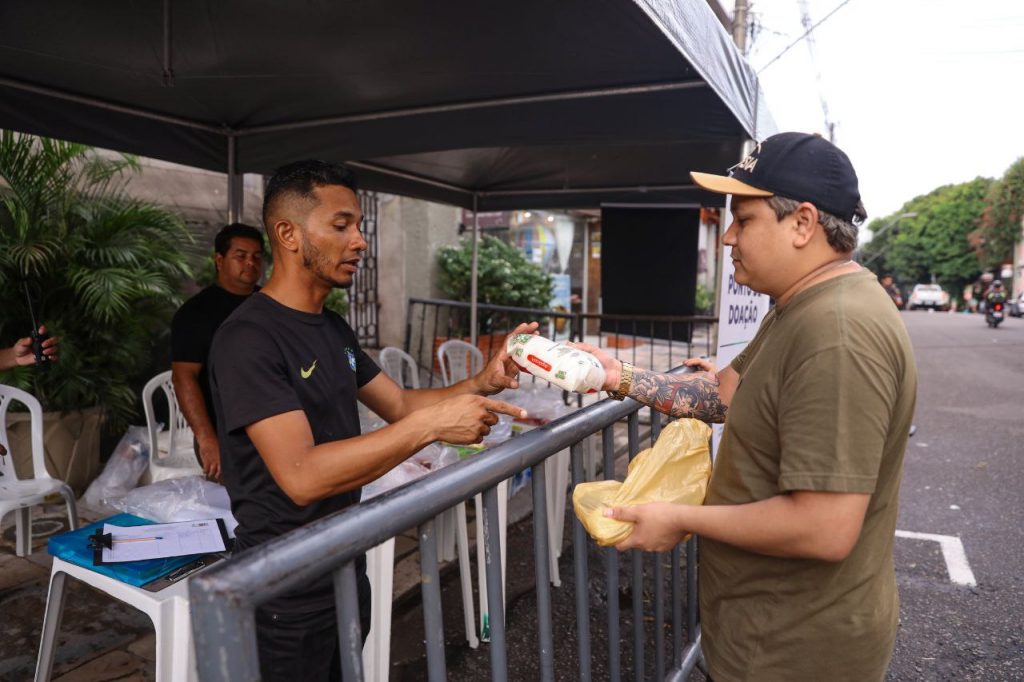 Público de Manaus lota Largo São Sebastião em show e aproveita para fazer doações para o Rio Grande do Sul (Foto: Marcely Gomes)