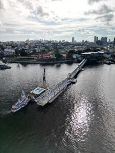 Montagem do pier turistico em Manaus - Foto ( Dhyeizo Lemos e Elton Viana / Semcom)