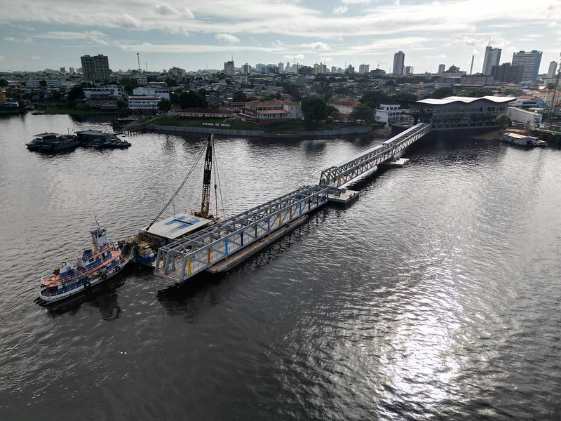 Montagem do pier turistico em Manaus - Foto ( Dhyeizo Lemos e Elton Viana / Semcom)