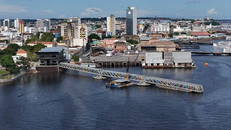 Montagem do pier turistico em Manaus - Foto ( Dhyeizo Lemos e Elton Viana / Semcom)