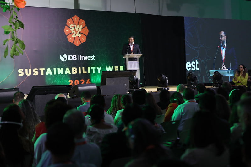 O mundo olha muito a Amazônia pela copa das árvores, diz Wilson Lima ao defender ações voltadas para os povos da região em evento do BID Invest (Foto: Alex Pazuello)