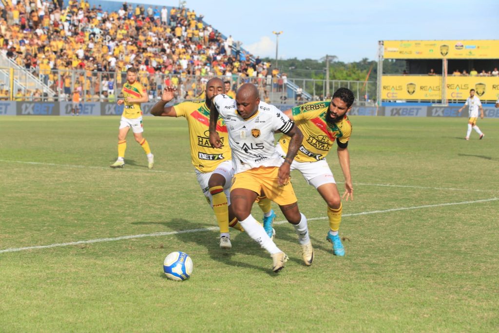 SEDEL - Sassá Disputa Bola Contra Adversários do Brusque FOTO Julcemar Alves Sedel