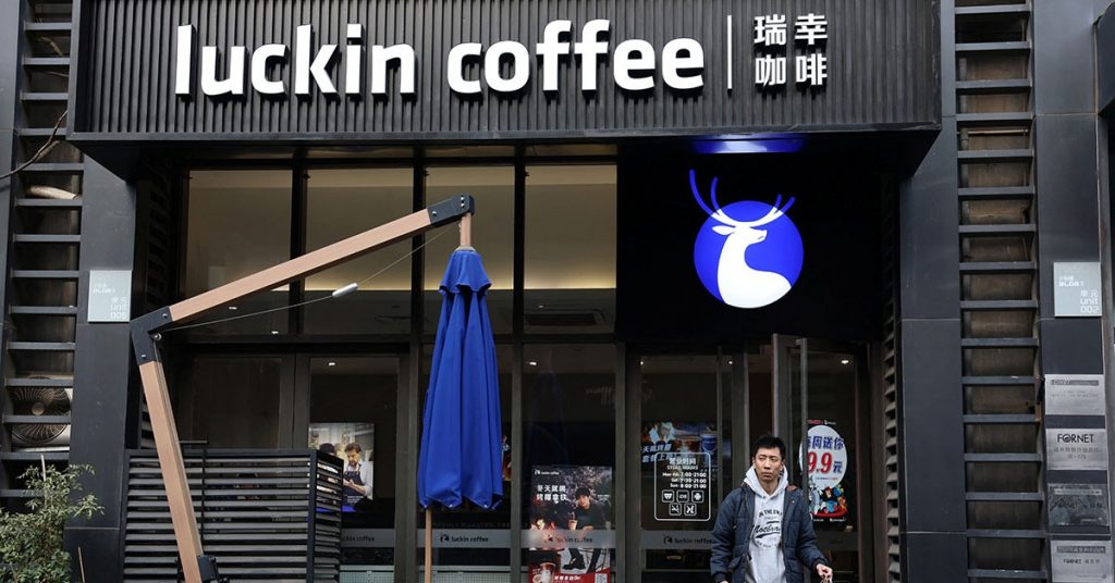 Agronegócio Maior rede de cafeterias da China comprará US$ 500 milhões em café do Brasil 06 de junho de 2024 • 05:35 Maior rede de cafeterias do país asiático, Luckin Coffee assinou memorando com governo brasileiro para promoção do café nacional; acordo vai favorecer Minas Gerais, maior produtor do País M Michelle Valverde Loja Luckin Coffee Luckin Coffee tem mais de 16 mil lojas na China | Crédito: Reuters / Tingshu Wang