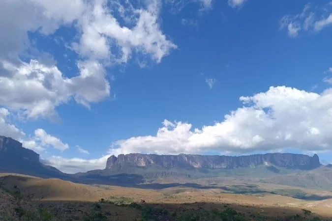 Monte Roraima localiza-se na tríplice fronteira entre Brasil, Guiana e Venezuela (Foto: Uai Turismo)