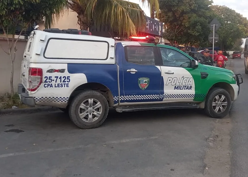Viatura policial em Manaus atendendo caso de violência doméstica 