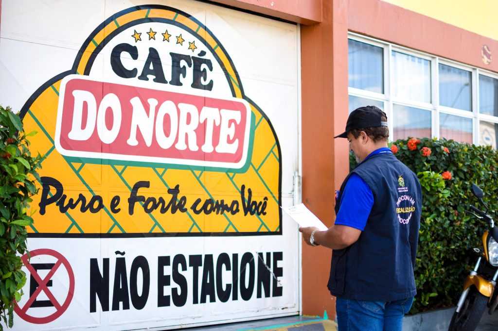 A ação foi motivada após operação desencadeada pelo Ministério da Agricultura e Pecuária (Mapa), que coletou 168 amostras de café, nas quais 14 marcas apresentaram impurezas (Foto: Procon/AM)