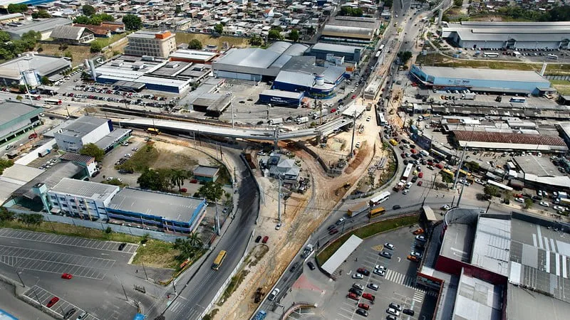 Obras do viaduto Rei Pelé em Manaus (Foto: Márcio Melo/Seminf)