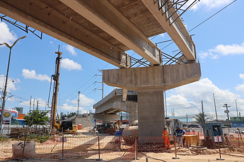 Obras do viaduto Rei Pelé em Manaus (Foto: Márcio Melo/Seminf)