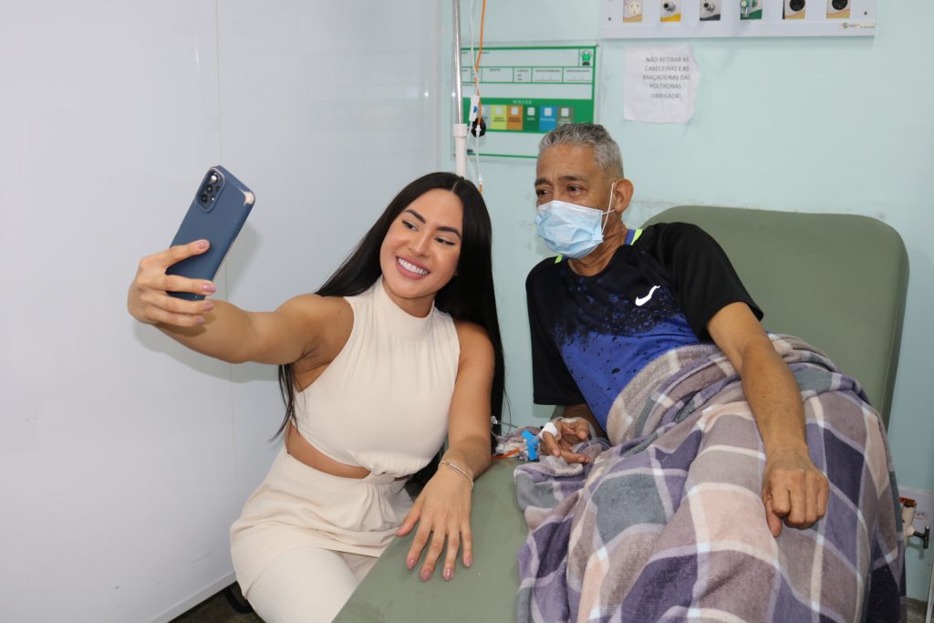 A voluntária Isabelle Nogueira visitou os pacientes em tratamento no salão de quimioterapia da Fundação Cecon (Foto: Graziela Silva)