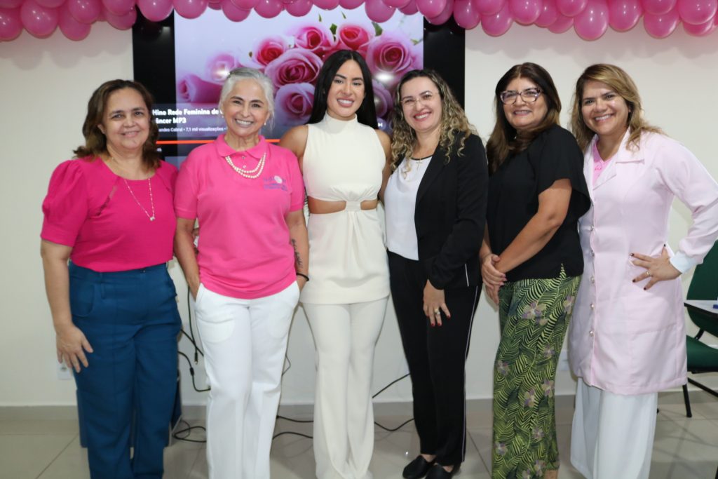 A voluntária Isabelle Nogueira visitou os pacientes em tratamento no salão de quimioterapia da Fundação Cecon (Foto: Graziela Silva)