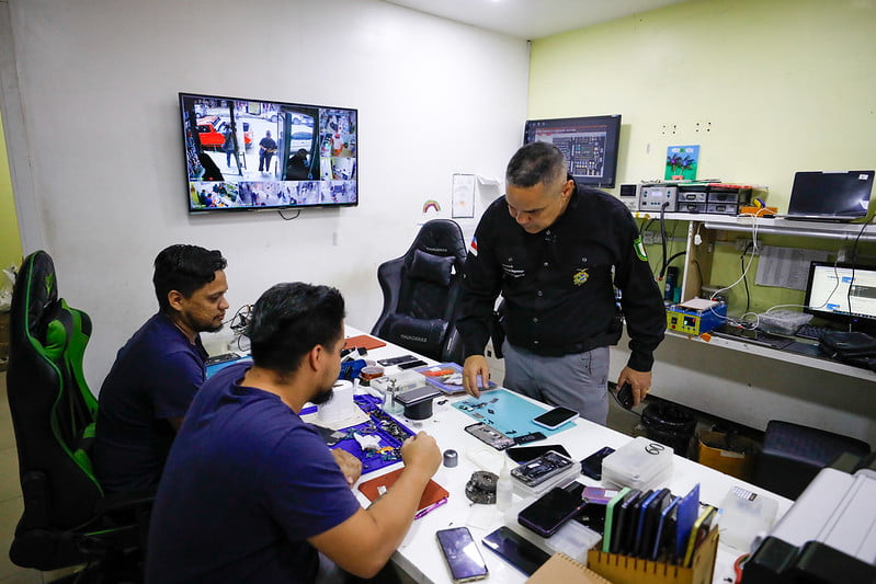 Lojas de assistência técnica de aparelhos celulares são interditadas durante ação da operação RecuperaFone (Foto: Mauro Neto)