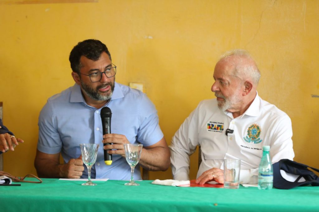 Em-visita-a-comunidades-de-Manaquiri-Alvaraes-e-Tefe-Wilson-Lima-reforca-pedidos-de-apoio-no-enfrentamento-a-estiagem-ao-presidente-4_Foto-Alex-Pazuello-e-Diego-Peres