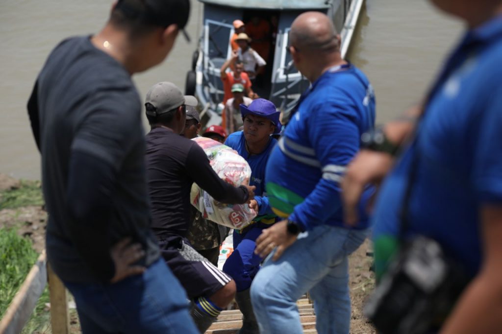 Governador-Wilson-Lima-entrega-150-toneladas-de-ajuda-humanitaria-para-municipios-afetados-pela-estiagem-no-Alto-Solimoes_Foto-Alex-Pazuello-Secom