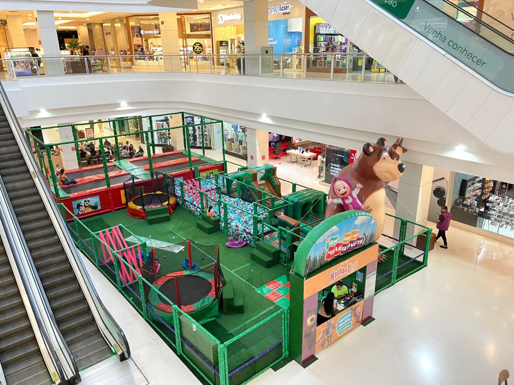 Marsha e o Urso no Shopping Ponta Negra em Manaus (Foto: Divulgação)