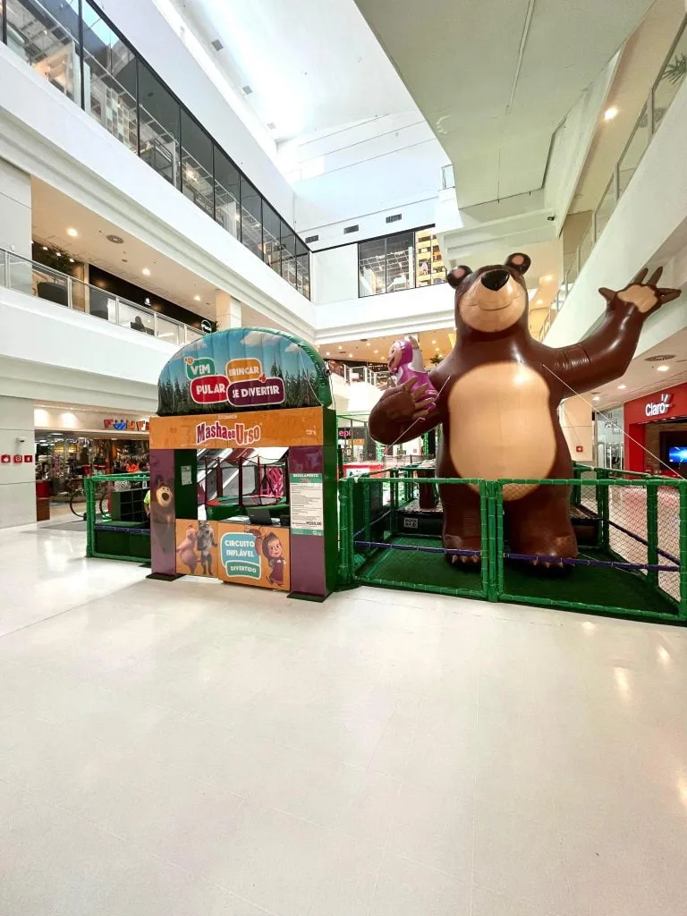 Marsha e o Urso no Shopping Ponta Negra em Manaus (Foto: Divulgação)