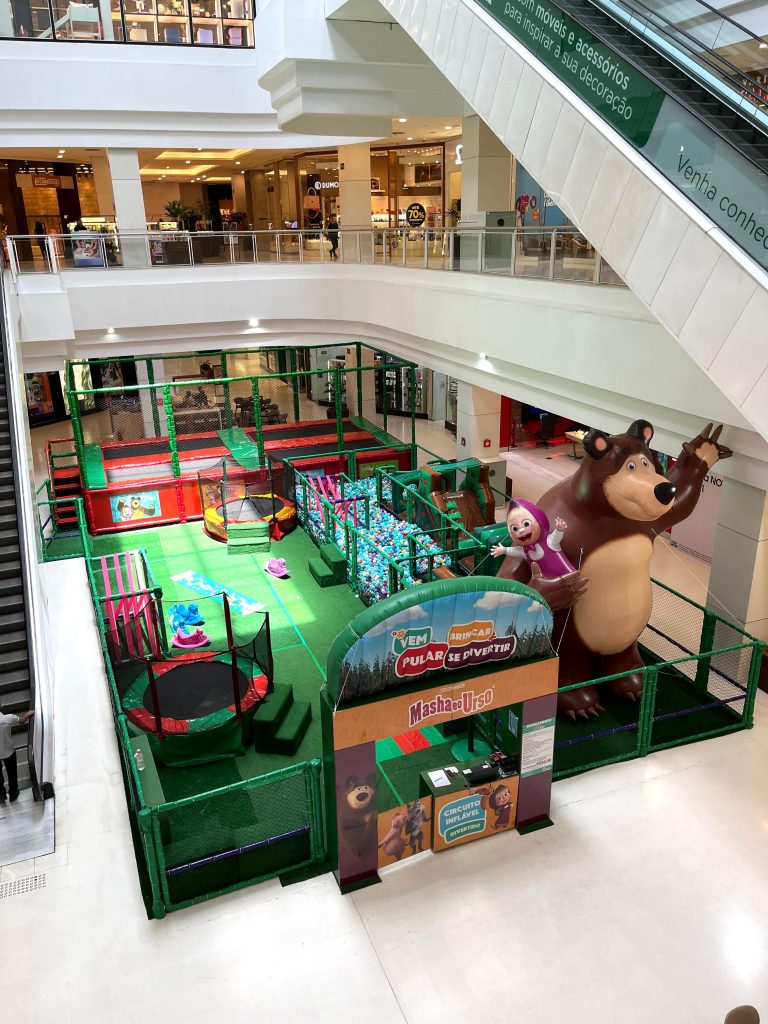 Marsha e o Urso no Shopping Ponta Negra em Manaus (Foto: Divulgação)