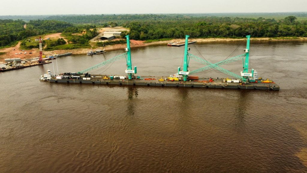 Porto provisório em Itacoatiara tenta minimizar prejuízo da seca (Foto: Mauro Neto)