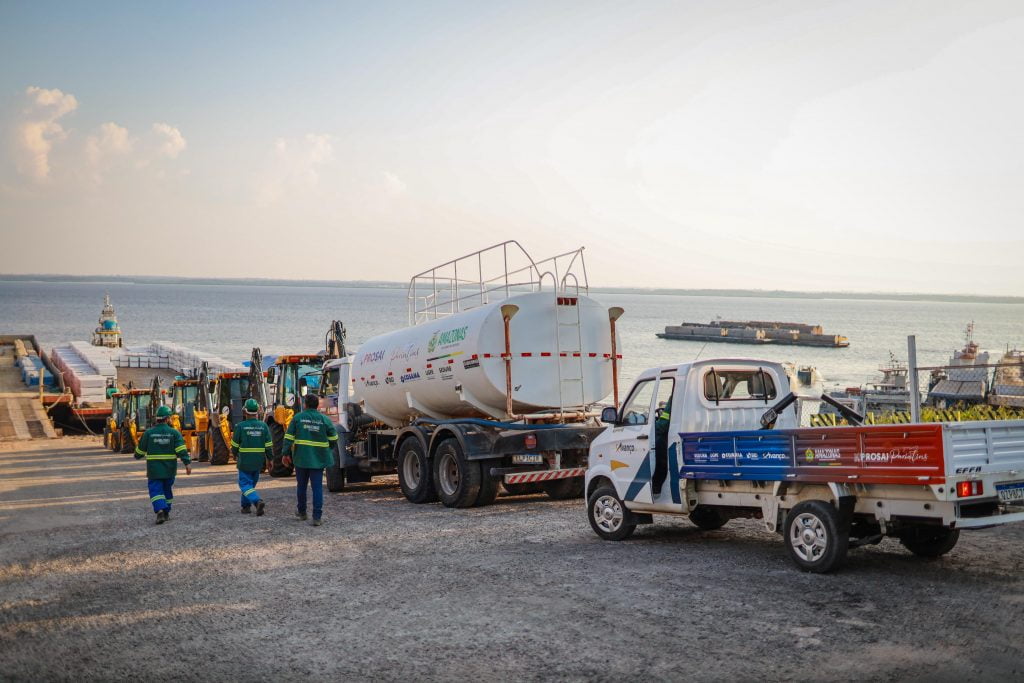 Equipamentos para obras de saneamento em Parintins (Foto: Tiago Corrêa)