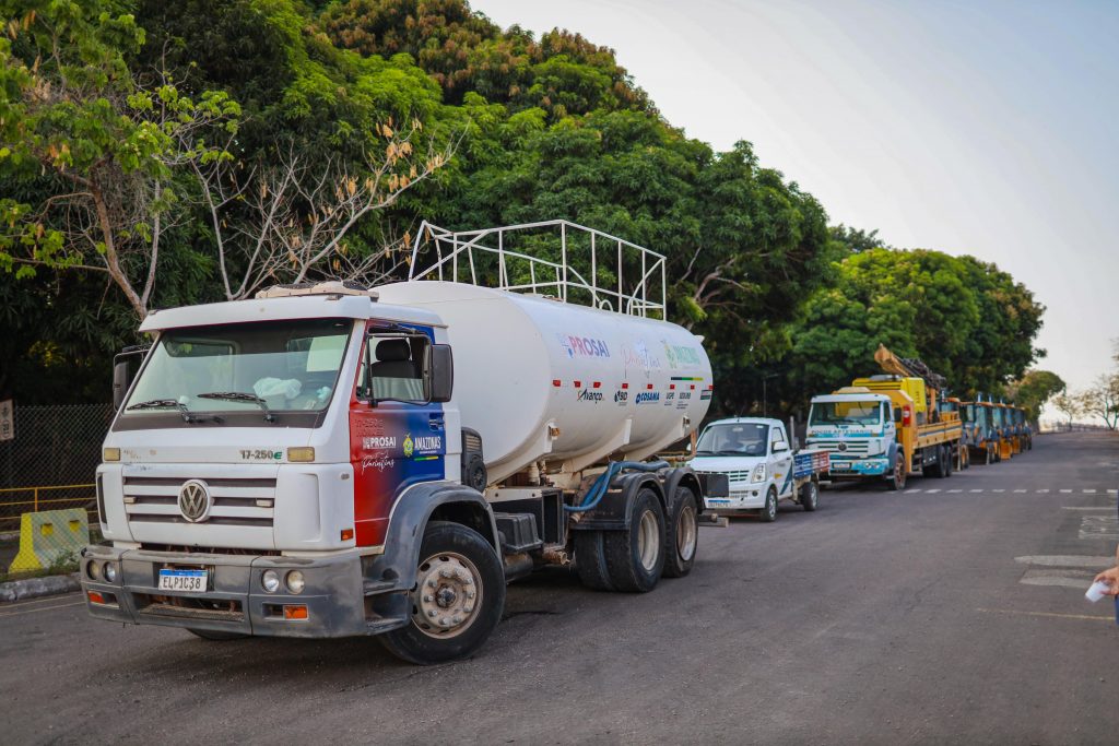 Equipamentos para obras de saneamento em Parintins (Foto: Tiago Corrêa)