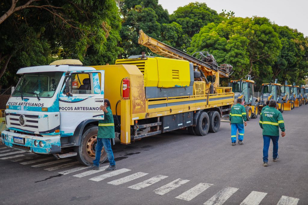 Equipamentos para obras de saneamento em Parintins (Foto: Tiago Corrêa)