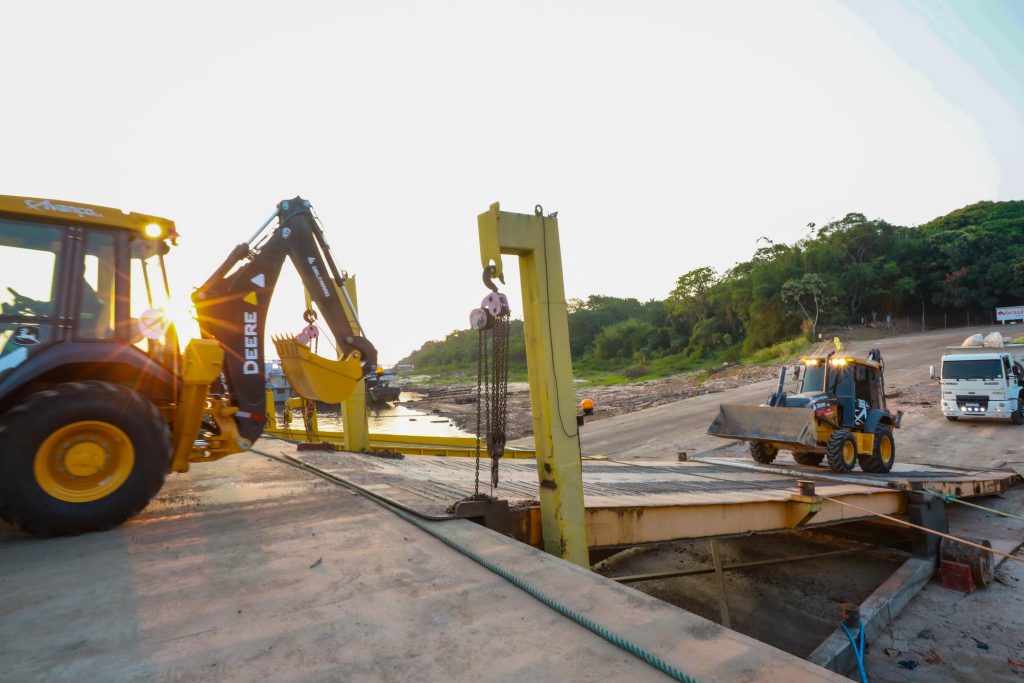 Equipamentos para obras de saneamento em Parintins (Foto: Tiago Corrêa)