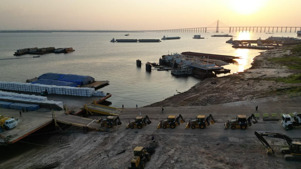 Equipamentos para obras de saneamento em Parintins (Foto: Tiago Corrêa)