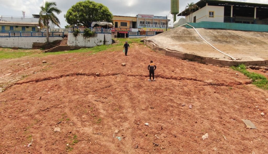 Porto de Autazes deve ser interditado devido a riscos de deslizamentos (Foto: Silas Laurentino)