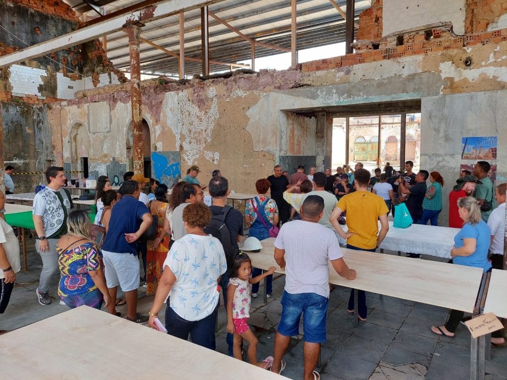 O Complexo Booth Line, localizado às margens do Rio Negro, é um dos marcos mais importantes do centro histórico de Manaus. Esse conjunto arquitetônico, que remonta ao século XIX, desempenhou um papel crucial durante o próspero Ciclo da Borracha, abrigando grandes empresas que moldaram o desenvolvimento econômico e social da Amazônia