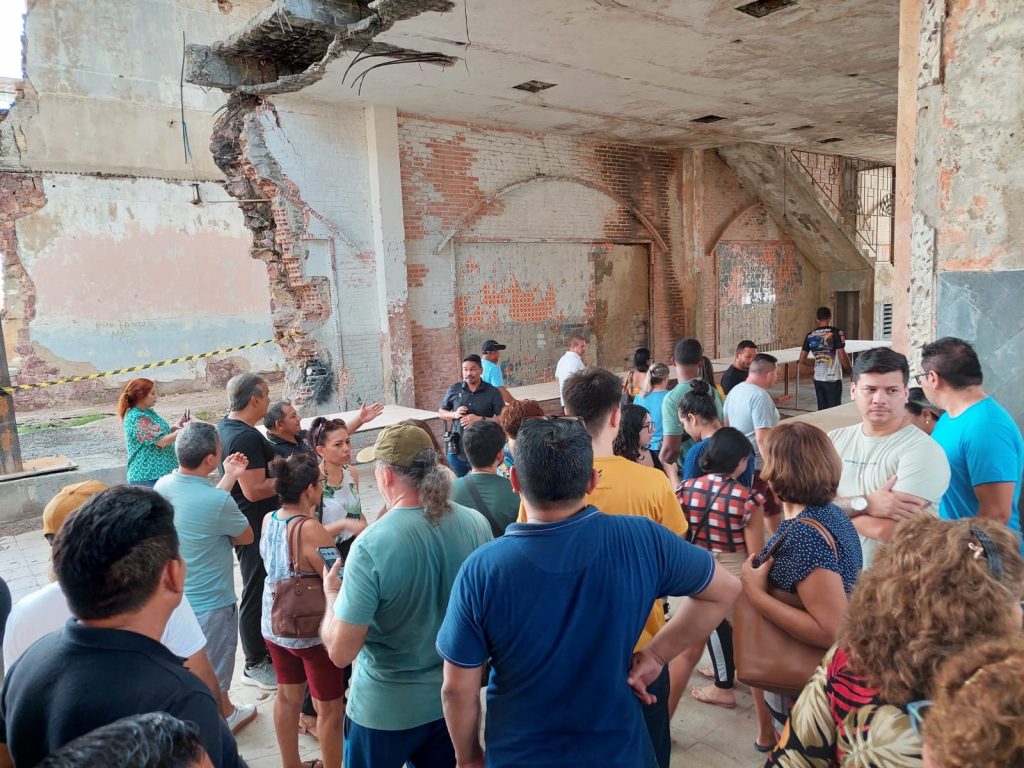 O Complexo Booth Line, localizado às margens do Rio Negro, é um dos marcos mais importantes do centro histórico de Manaus. Esse conjunto arquitetônico, que remonta ao século XIX, desempenhou um papel crucial durante o próspero Ciclo da Borracha, abrigando grandes empresas que moldaram o desenvolvimento econômico e social da Amazônia