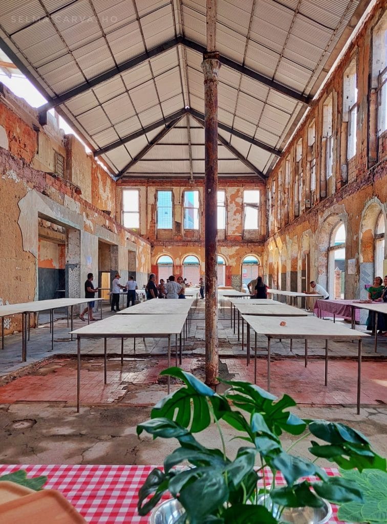 O Complexo Booth Line, localizado às margens do Rio Negro, é um dos marcos mais importantes do centro histórico de Manaus. Esse conjunto arquitetônico, que remonta ao século XIX, desempenhou um papel crucial durante o próspero Ciclo da Borracha, abrigando grandes empresas que moldaram o desenvolvimento econômico e social da Amazônia