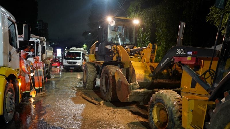 Com-acao-imediata-Prefeitura-de-Manaus-libera-avenida-Mario-Ypiranga-em-apenas-3h-de-trabalho