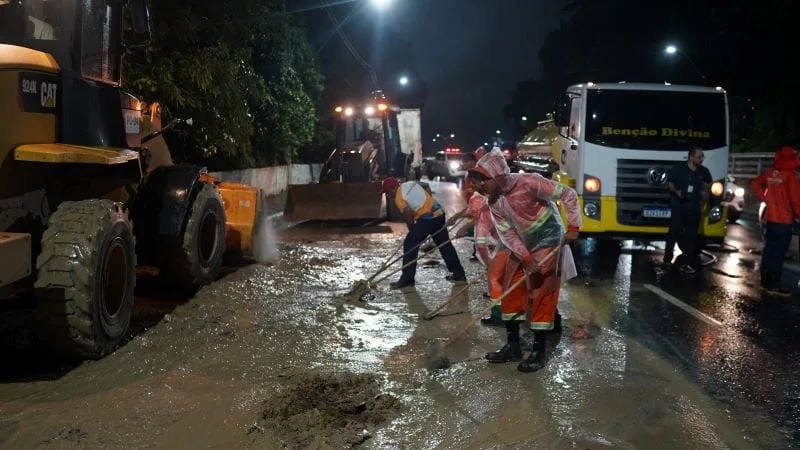 Com-acao-imediata-Prefeitura-de-Manaus-libera-avenida-Mario-Ypiranga-em-apenas-3h-de-trabalho
