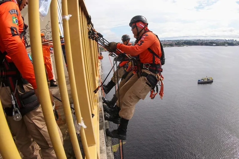 Treinamento de bombeiros para salvamento na Ponte Phelipe Daou em Manaus (Foto: Divulgação)