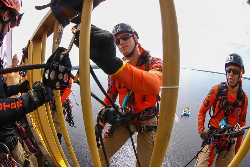 Treinamento de bombeiros para salvamento na Ponte Phelipe Daou em Manaus (Foto: Divulgação)