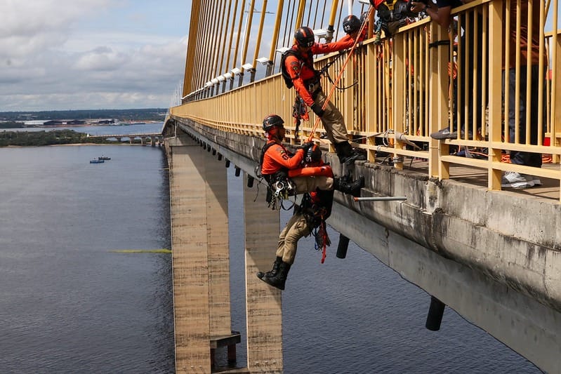 Treinamento de bombeiros para salvamento na Ponte Phelipe Daou em Manaus (Foto: Divulgação)