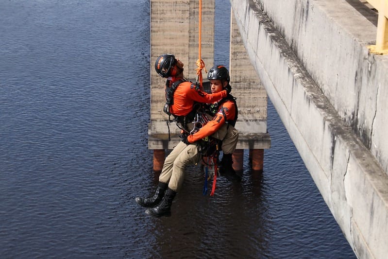 Treinamento de bombeiros para salvamento na Ponte Phelipe Daou em Manaus (Foto: Divulgação)