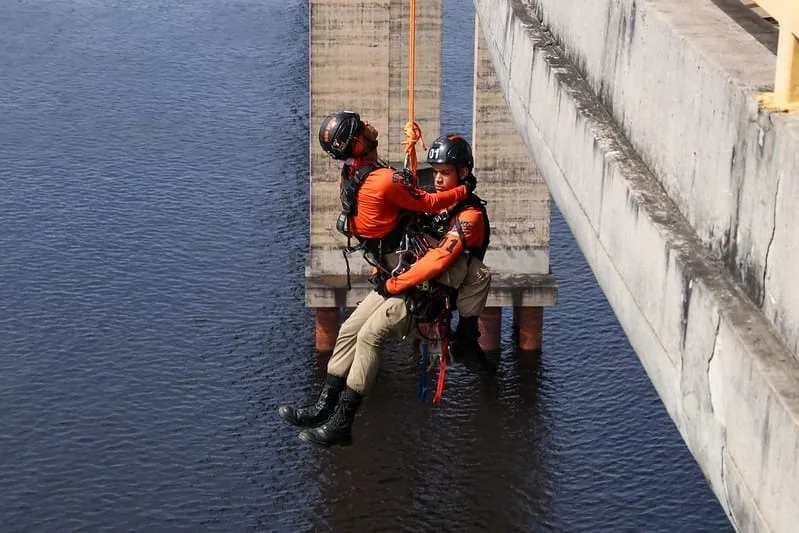 Treinamento de bombeiros para salvamento na Ponte Phelipe Daou em Manaus (Foto: Divulgação)