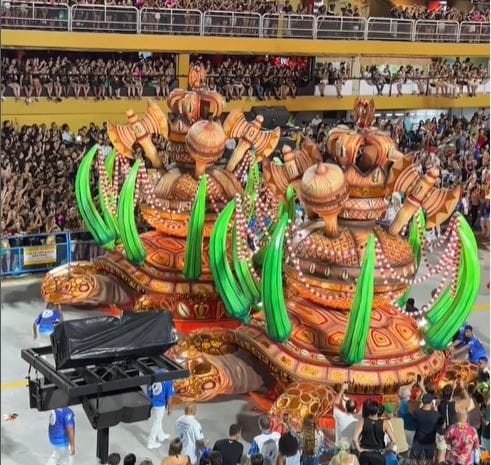 Alegoria da Beija Flor com criação de Kennedy Prata (Foto: repdodução)