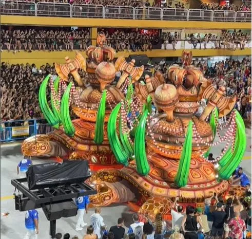 Alegoria da Beija Flor com criação de Kennedy Prata (Foto: repdodução)