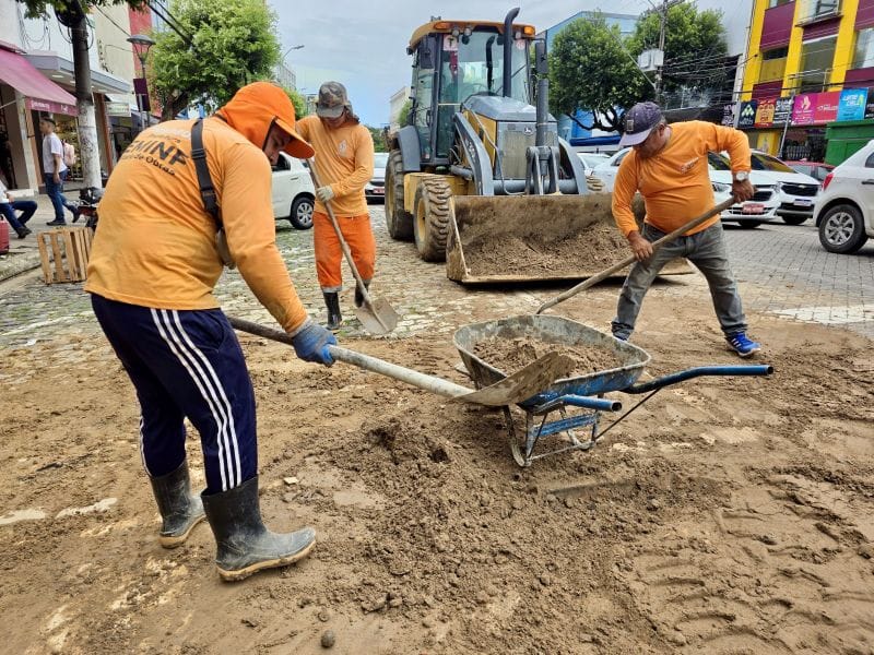 
Forca-tarefa-da-Prefeitura-de-Manaus-realiza-obras-de-drenagem-profunda-no-centro-de-manaus-.