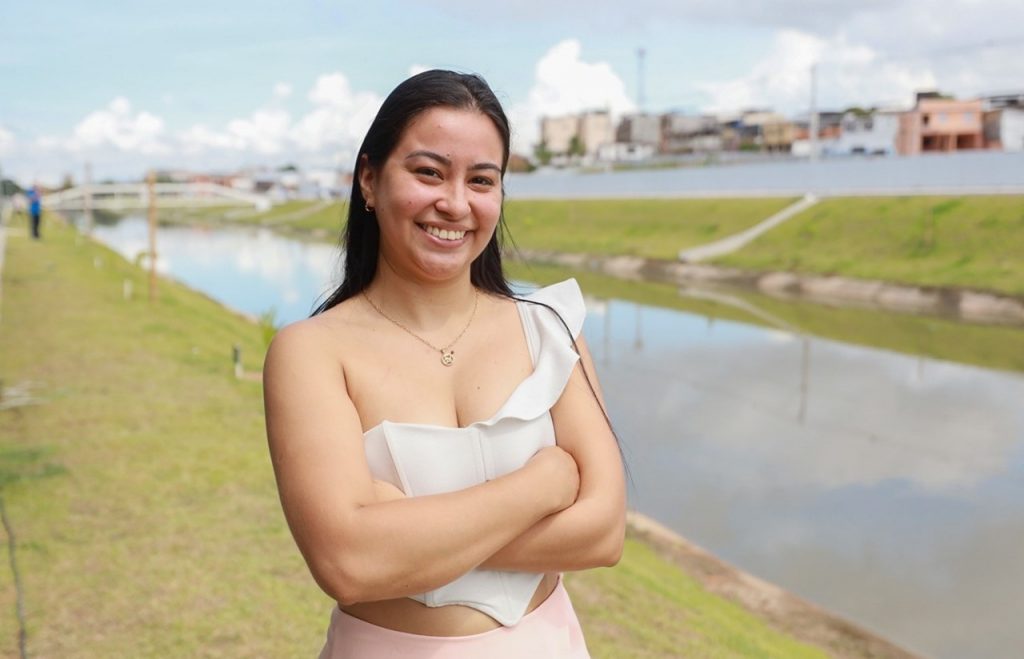 Milena Santos, moradora reassentada pelo Prosamin+, comemora a conquista da nova moradia em Manaus.