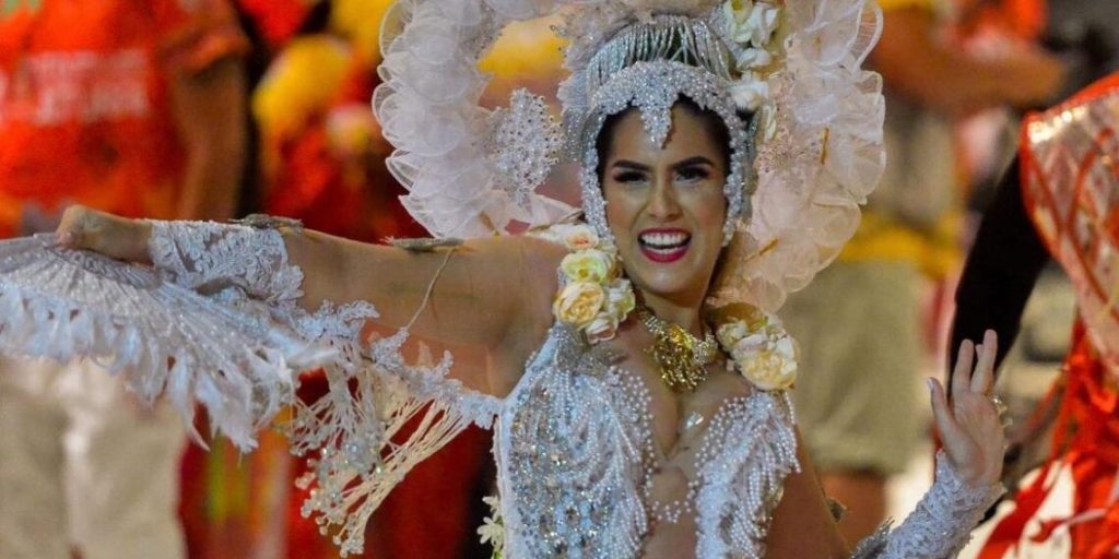 Djidja Cardoso se apresentando como sinhazinha do Boi Garantido no Festival de Parintins