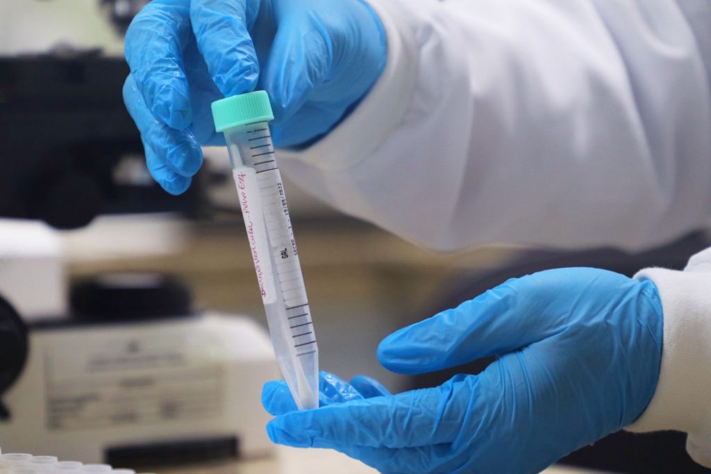 Profissional da saúde com EPI coleta amostra de paciente com suspeita de Mpox no Amazonas