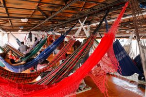 Redes nos barcos que irão rumo ao Festival de Parintins