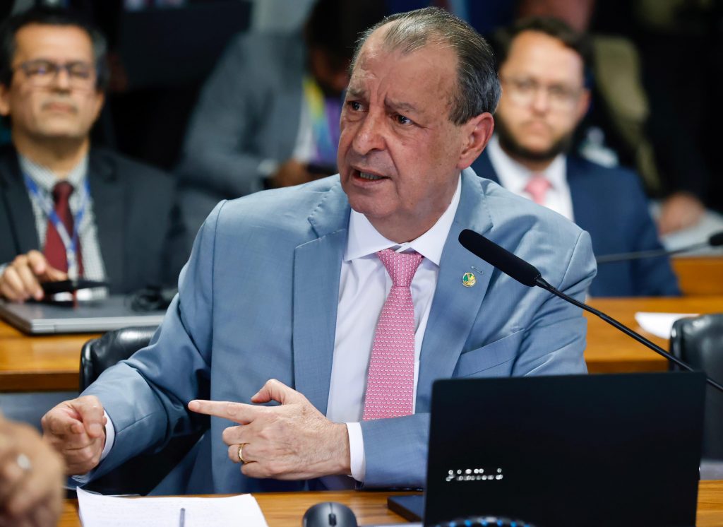 Senador Omar Aziz discursa no Senado e cobra ação do governo para a BR-319 (Foto: Ariel Costa)